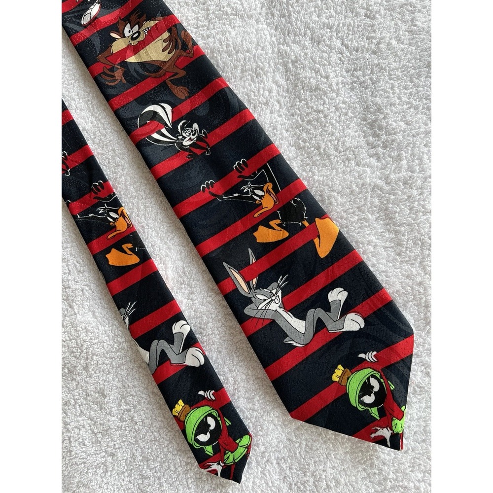Looney Tunes Mania	Vintage Bugs Daffy Taz Martian Pepe Navy Red Stripes Tie